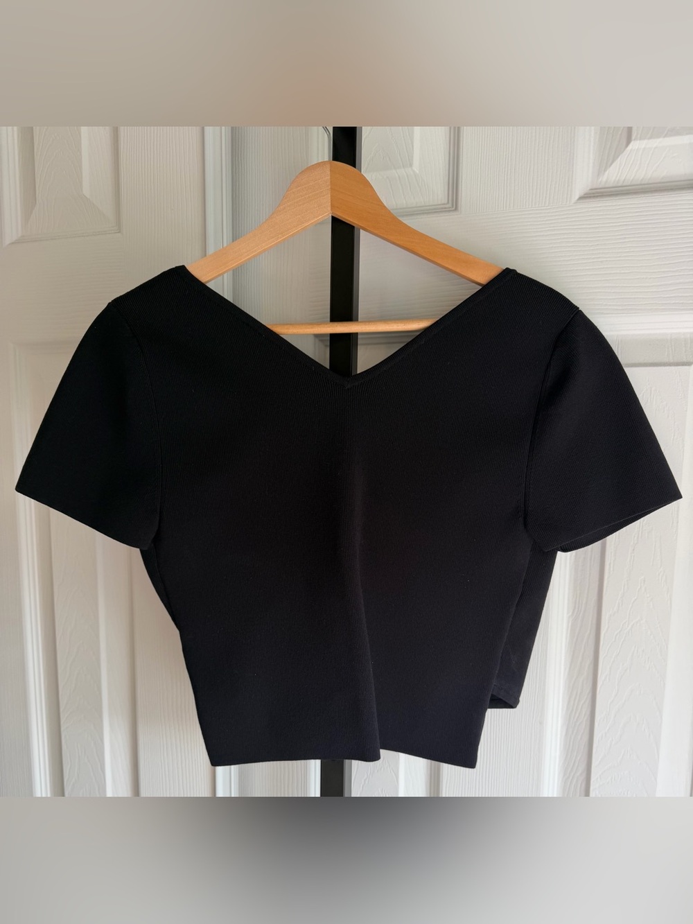 Aritzia Babaton Sculpt Knit Wrap Cropped
Short Sleeve-Black Size: M - Picture 3 of 7